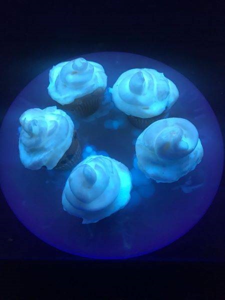 紫光手電筒照射某些食物可以發光哦